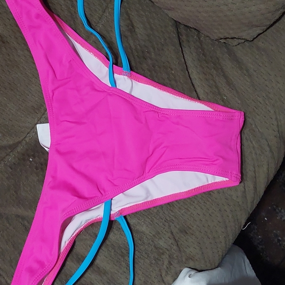 Bikini - Picture 3 of 7